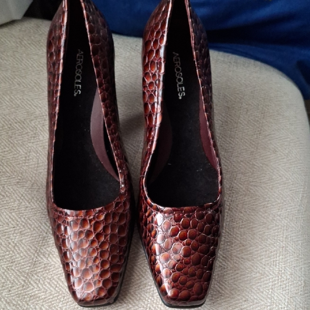 AEROSOLES Women's Brown Croc-Embossed Square-Toe Pumps